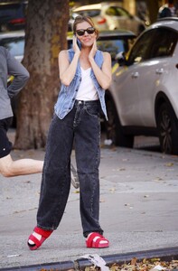 sienna-miller-taking-a-phone-call-out-in-new-york-10-27-2022-2.jpg