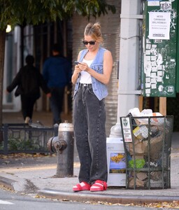 sienna-miller-taking-a-phone-call-out-in-new-york-10-27-2022-5.jpg