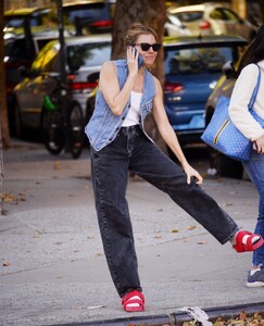 sienna-miller-taking-a-phone-call-out-in-new-york-10-27-2022-6.jpg