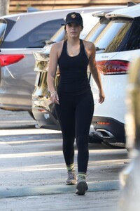 sofia-richie-and-elliot-grainge-out-hiking-in-beverly-hills-11-28-2021-1.jpg