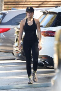 sofia-richie-and-elliot-grainge-out-hiking-in-beverly-hills-11-28-2021-2.jpg