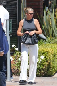 sofia-richie-at-toscana-in-brentwood-06-10-2022-4.jpg