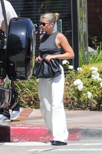 sofia-richie-at-toscana-in-brentwood-06-10-2022-7.jpg