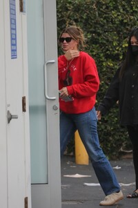 sofia-richie-heading-to-alo-yoga-store-in-beverly-hills-12-07-2021-3.jpg