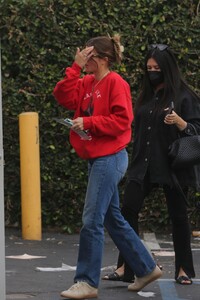 sofia-richie-heading-to-alo-yoga-store-in-beverly-hills-12-07-2021-5.jpg