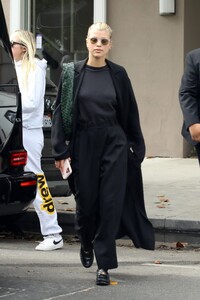 sofia-richie-out-shopping-in-west-hollywood-05-19-2022-4.jpg