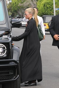 sofia-richie-picking-out-her-wedding-dress-at-monique-lhuillier-in-west-hollywood-05-19-2022-3.jpg