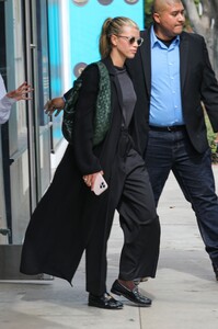sofia-richie-picking-out-her-wedding-dress-at-monique-lhuillier-in-west-hollywood-05-19-2022-7.jpg