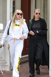 sofia-richie-picking-out-her-wedding-dress-at-monique-lhuillier-in-west-hollywood-05-19-2022-9.jpg