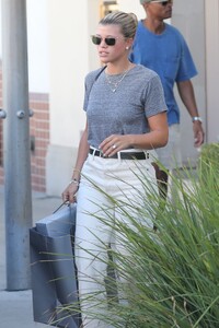 sofia-richie-shopping-at-geary-s-in-beverly-hills-08-30-2022-0.jpg