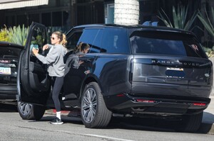 sofia-richie-shopping-at-geary-s-jewelry-store-in-beverly-hills-11-30-2022-2.jpg