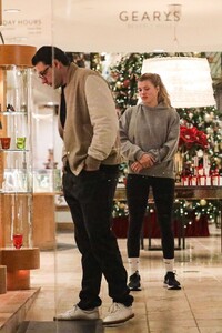 sofia-richie-shopping-at-geary-s-jewelry-store-in-beverly-hills-11-30-2022-7.jpg
