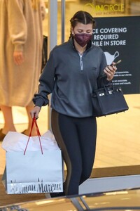 sofia-richie-shopping-at-neiman-marcus-in-beverly-hills-01-20-2022-9.jpg