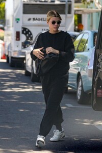 sofia-richie-shopping-on-melrose-place-in-west-hollywood-04-13-2022-3.jpg
