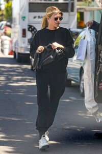 sofia-richie-shopping-on-melrose-place-in-west-hollywood-04-13-2022-5.jpg