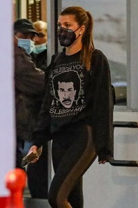 sofia-richie-wears-a-lionel-richie-sweater-shopping-in-beverly-hills-12-20-2021-2.jpg