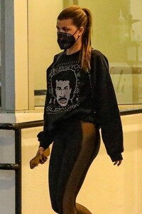 sofia-richie-wears-a-lionel-richie-sweater-shopping-in-beverly-hills-12-20-2021-6.jpg