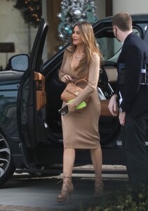 sofia-vergara-arrives-at-a-lunch-meeting-in-beverly-hills-12-06-2022-4.jpg