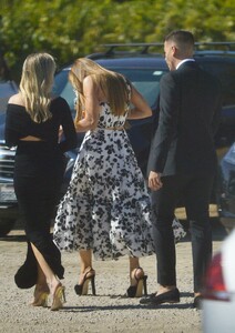 sofia-vergara-arrives-at-sarah-hyland-s-wedding-at-sunstone-winery-08-20-2022-0.thumb.jpg.cc537cf10c7d0383853387b9ed25f04b.jpg