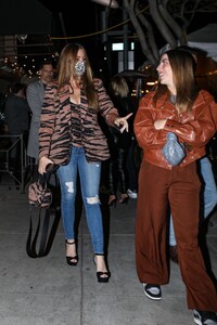 sofia-vergara-out-for-dinner-with-friends-at-il-pastaio-in-beverly-hills-04-15-2022-3.thumb.jpg.e163327cb79d44e9d600c8ebaeff8643.jpg