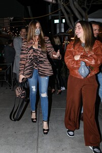 sofia-vergara-out-for-dinner-with-friends-at-il-pastaio-in-beverly-hills-04-15-2022-6.thumb.jpg.e44b815e91d393f2a357a3016d756b58.jpg