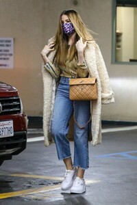 sofia-vergara-out-in-beverly-hills-12-27-2021-6.jpg