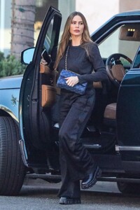 sofia-vergara-out-shopping-in-century-city-10-26-2022-9.jpg