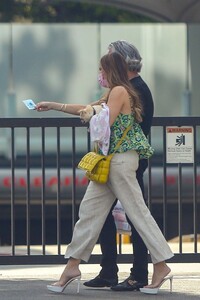 sofia-vergara-out-shopping-with-her-doggy-at-xiv-karats-in-beverly-hills-08-01-2022-0.thumb.jpg.58a23f936ec89d8ad699fa8bbe333505.jpg