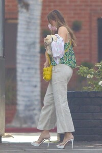 sofia-vergara-out-shopping-with-her-doggy-at-xiv-karats-in-beverly-hills-08-01-2022-2.thumb.jpg.7f2e2846059d89c5207038e00365c64e.jpg
