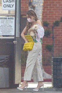 sofia-vergara-out-shopping-with-her-doggy-at-xiv-karats-in-beverly-hills-08-01-2022-4.thumb.jpg.0d18b115daf418955d3f1ef4568d8d0b.jpg