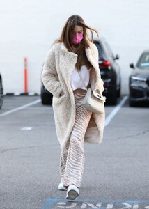 sofia-vergara-shopping-at-xiv-karats-in-beverly-hills-12-14-2022-3.jpg