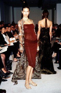 vera-wang-fw-98-1.thumb.jpg.c6749dfbcac67c32e9447e987d55e219.jpg