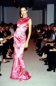 vera-wang-fw-98-11.thumb.jpg.1186a39d9d47fa4a7b614533d3e81ac6.jpg