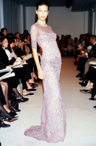 vera-wang-fw-98-14.thumb.jpg.db5e91981bdecc453593ecf2f822de15.jpg