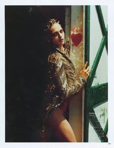 vogue-japan-11-2010_sasha_(4).thumb.jpg.7782d534586d0a94b23762211f5670b2.jpg