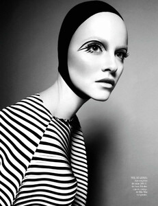 vogue-spain-2-2013_ginta-lapina_(7).thumb.jpg.039c3affbf4e8bfda81b8fffa489c936.jpg