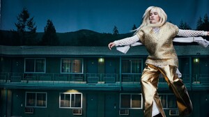 wallpapersden_com_billie-eilish-2021_2560x1440.jpg