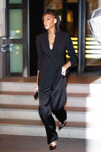 winnie-harlow-heading-to-roberto-cavalli-show-at-milan-fashion-week-02-22-2023-4.jpg