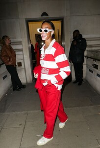 winnie-harlow-leaves-julien-macdonald-s-fashion-show-in-london-02-19-2023-1.jpg
