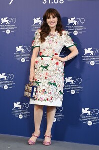 zooey-deschanel-at-dreamin-wild-photocall-at-2022-venice-film-festival-09-07-2022-3.jpg