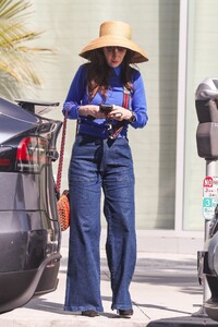 zooey-deschanel-out-for-lunch-at-proper-hotel-in-santa-monica-10-22-2022-4.jpg