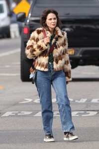 zooey-deschanel-out-shppping-at-asa-kaftans-in-venice-beach-11-02-2022-0.jpg