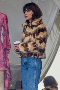 zooey-deschanel-out-shppping-at-asa-kaftans-in-venice-beach-11-02-2022-1.jpg
