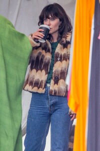 zooey-deschanel-out-shppping-at-asa-kaftans-in-venice-beach-11-02-2022-3.jpg