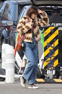 zooey-deschanel-out-shppping-at-asa-kaftans-in-venice-beach-11-02-2022-5.jpg