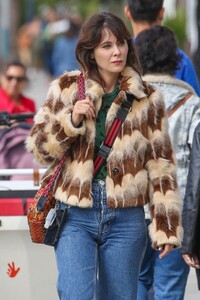 zooey-deschanel-out-shppping-at-asa-kaftans-in-venice-beach-11-02-2022-9.jpg