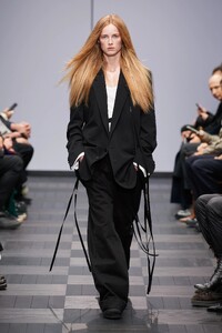 00001-Ann-Demeulemeester-Spring-22-RTW-Paris-credit-Gorunway.thumb.jpg.a40fcfc3cf48959f9f954e8cf55b7314.jpg