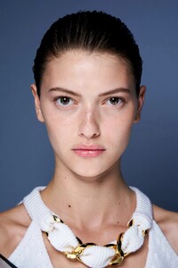 00002-Balmain-BEAUTY-Spring-22-Paris-credit-gorunway.thumb.jpg.de6082f1aaabe9fb11e06a833de6b3d3.jpg