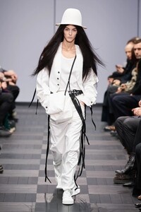 00003-Ann-Demeulemeester-Spring-22-RTW-Paris-credit-Gorunway.thumb.jpg.950d64cb6489b2c49f050a145940e6cc.jpg