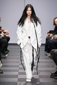 00004-Ann-Demeulemeester-Spring-22-RTW-Paris-credit-Gorunway.thumb.jpg.a64c28e7477ad158d96256155c2b4972.jpg